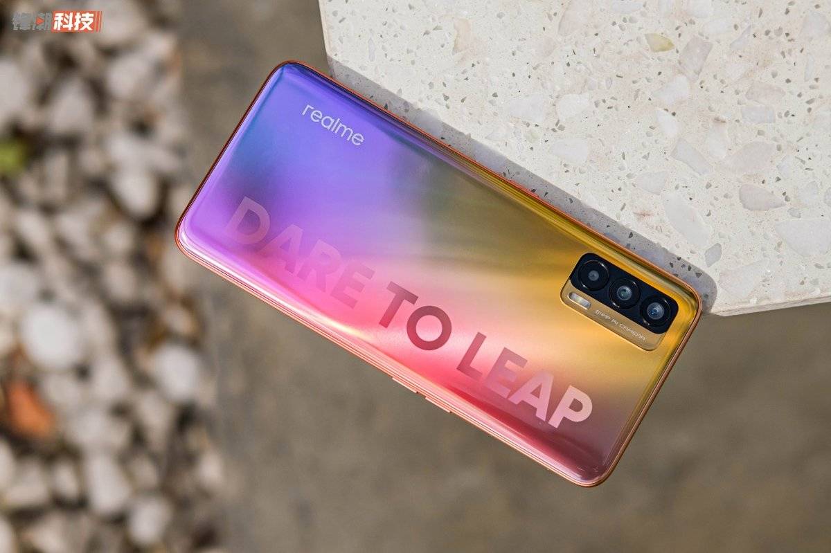 realme自带壁纸,realme官方壁纸 独特锦鲤色,打造科技国潮!realme 真我 v15图赏