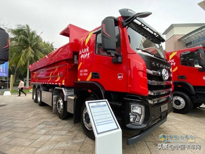 红岩杰狮h6 6x4智能渣土自卸车