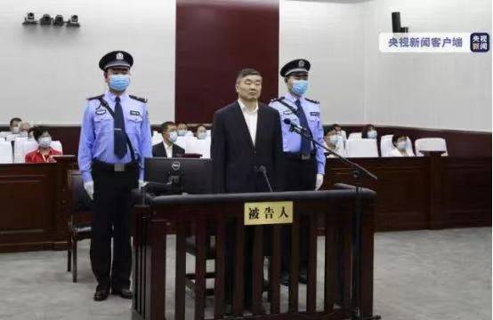 先后执掌两大银行十年，受贿超八千万，胡怀邦被判无期