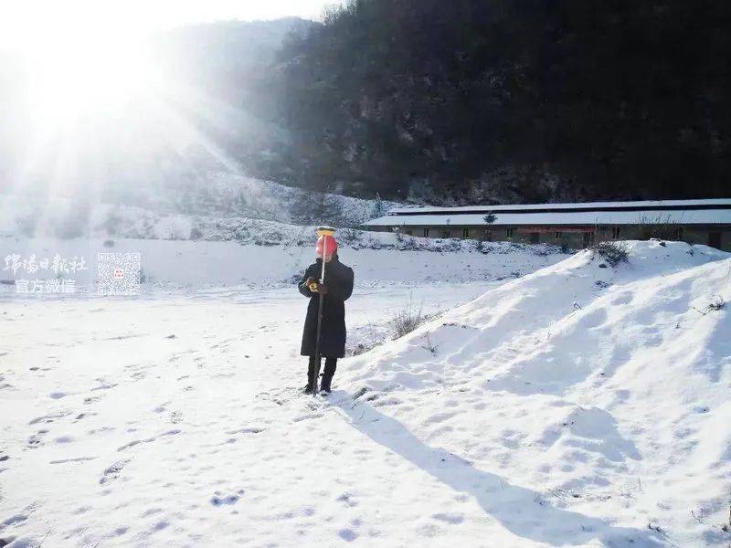 报全绵阳都在下雪哇好大