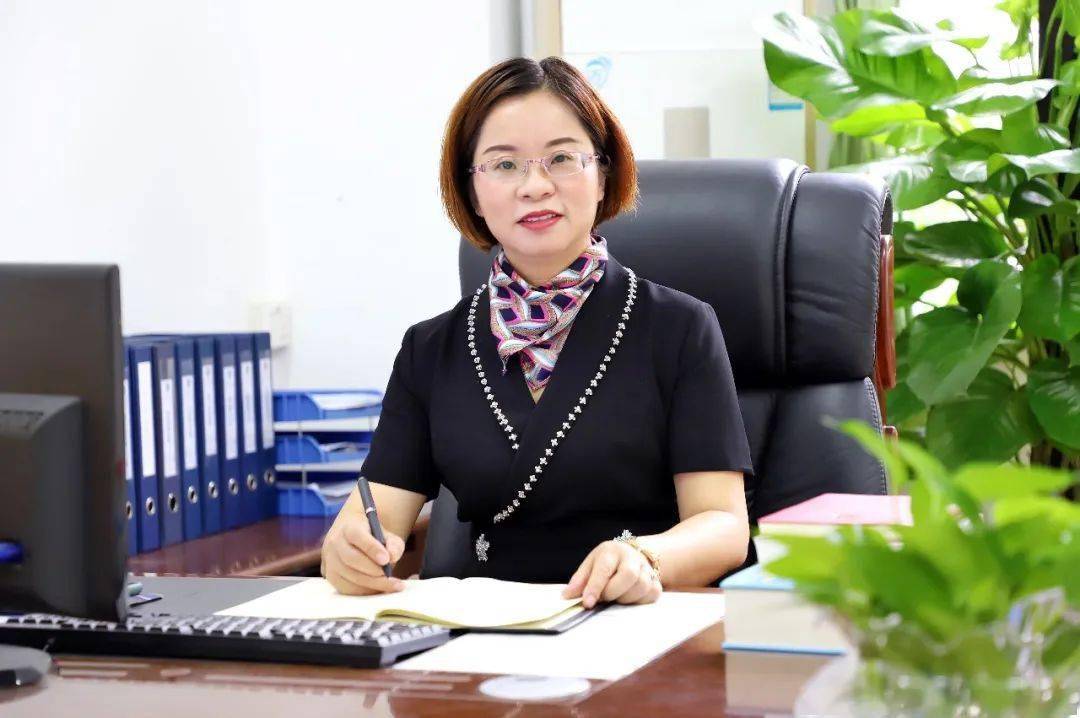 江秀平  党支部书记兼小学部副校长