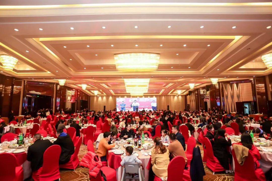 面积1500㎡,最多可容纳70桌中式宴会,500人课桌式会议
