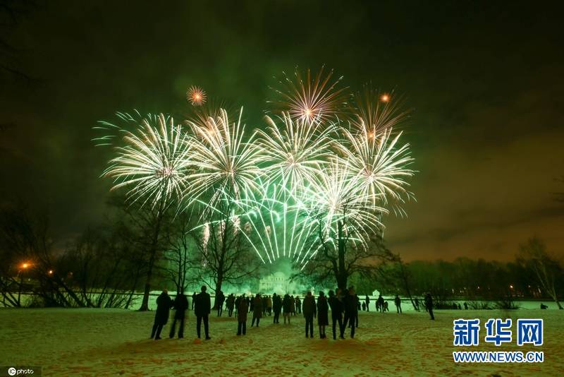 俄罗斯燃放烟花 庆祝东正教圣诞节