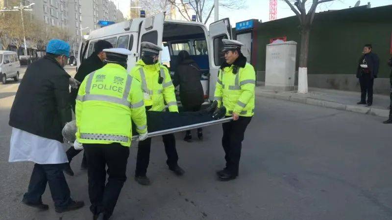平凉南山公园十字路口附近发生一起车祸