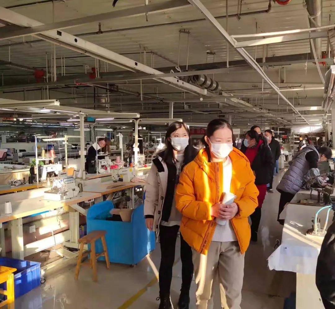 平原县在盛原服装厂召开"服务企业发展,助推女性就业"工作座谈会