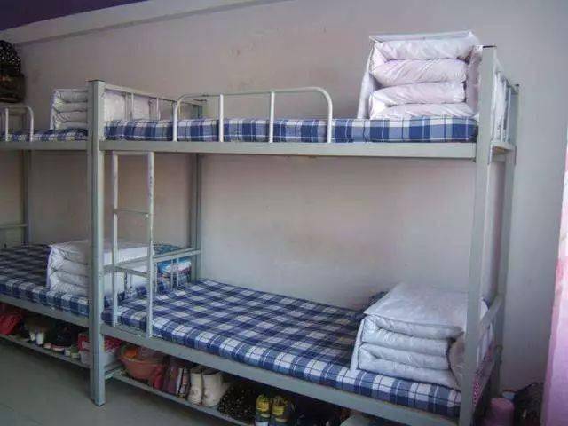 中国大学生宿舍的床铺,很多都根本不合格