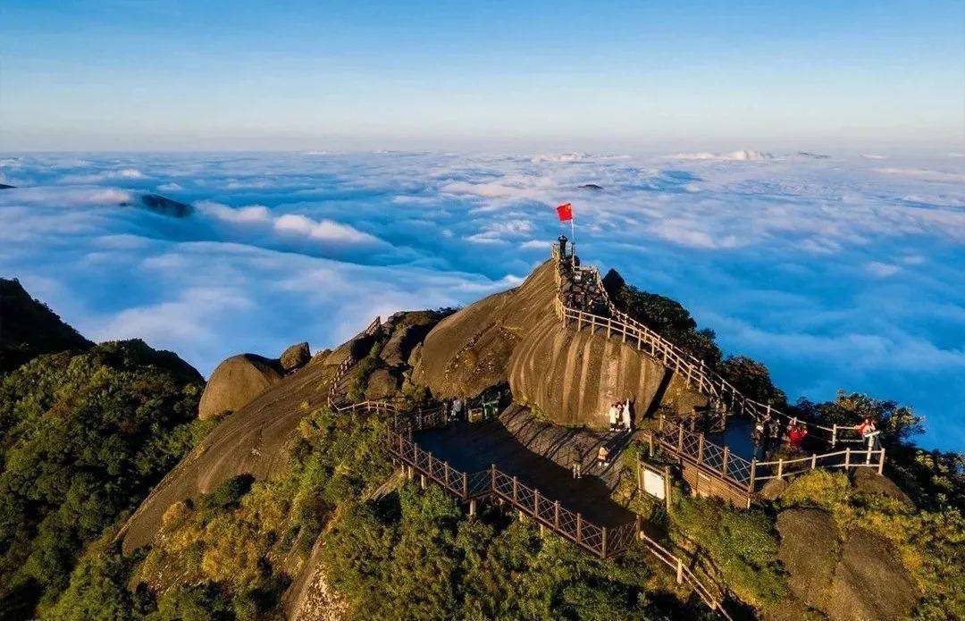 5米 为广西第一高峰,也是华南第一高峰 它巍峨大气,风景秀丽 集"泰山