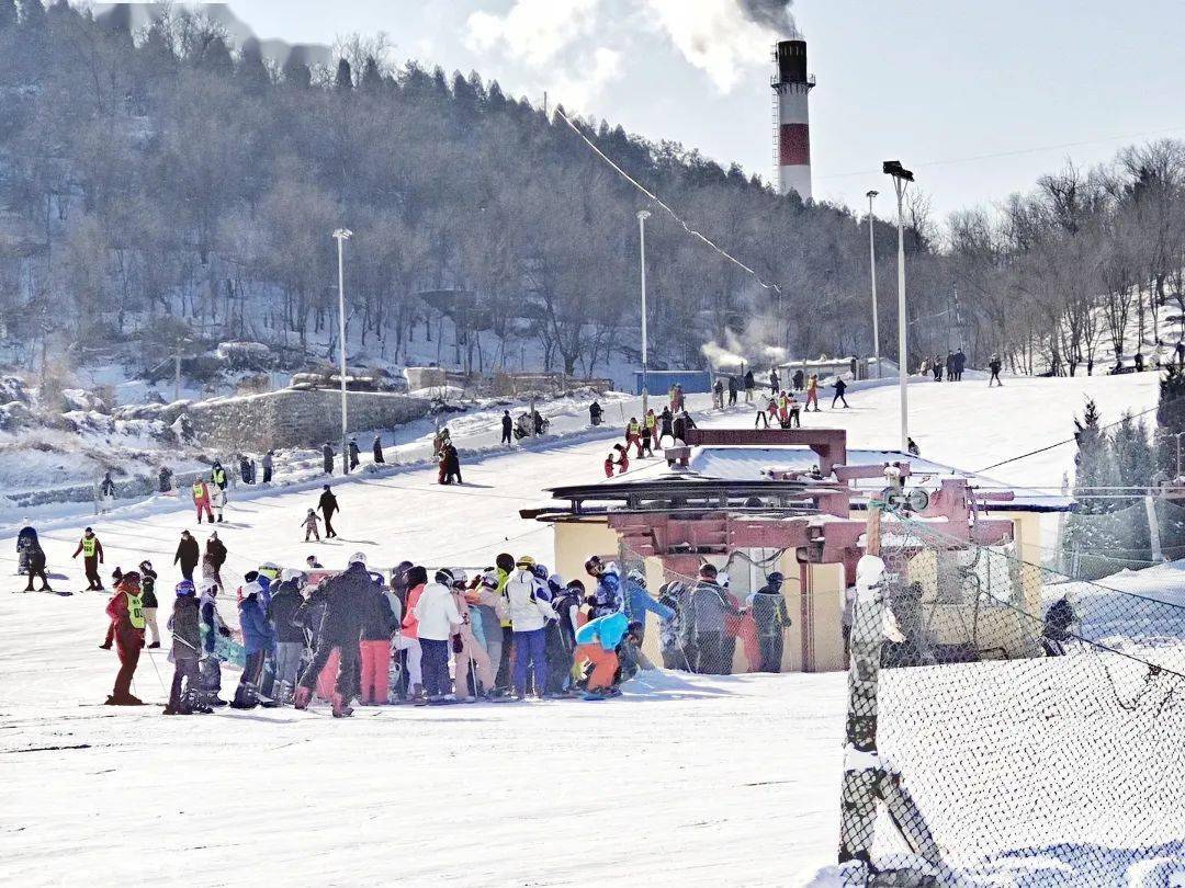 大连滑雪场上排长队也是一道亮丽的风景