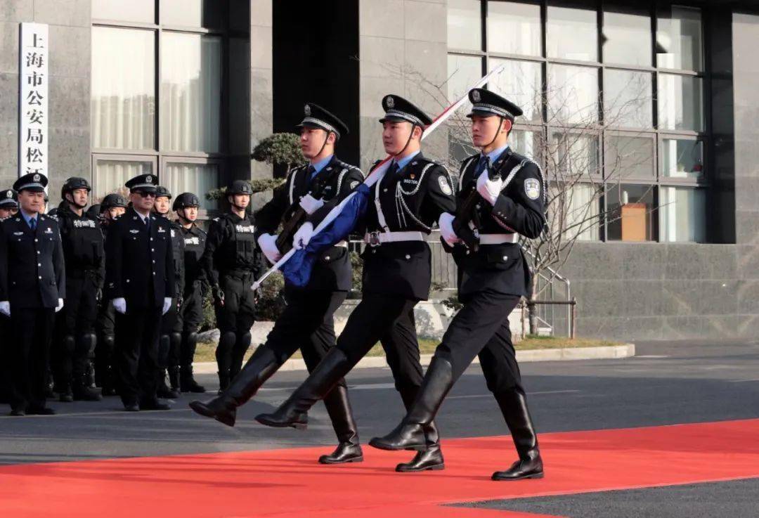 仪式现场,全体警务人员警容严整,整齐列队,士气高昂.