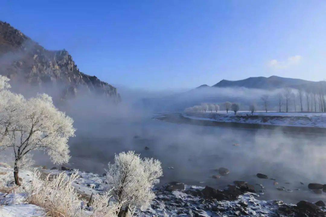 每逢发电,电站发电流动的水流与寒气对流形成江面水雾润蒸,岚雾飘渺