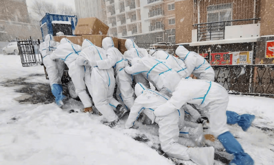 青年抗疫突击队员们在风雪中运送物资