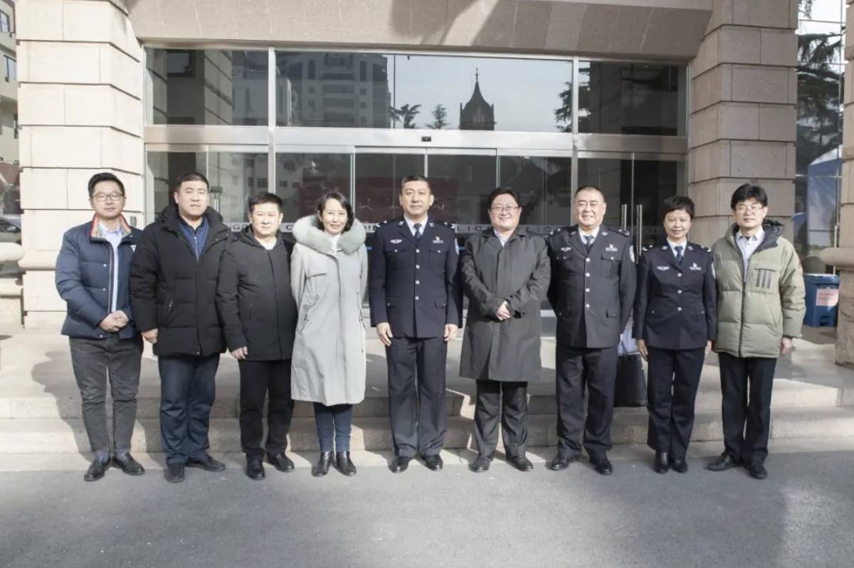 节到来之际,青岛市政协常委,致公党青岛市委会驻会副主委郭振栋带队