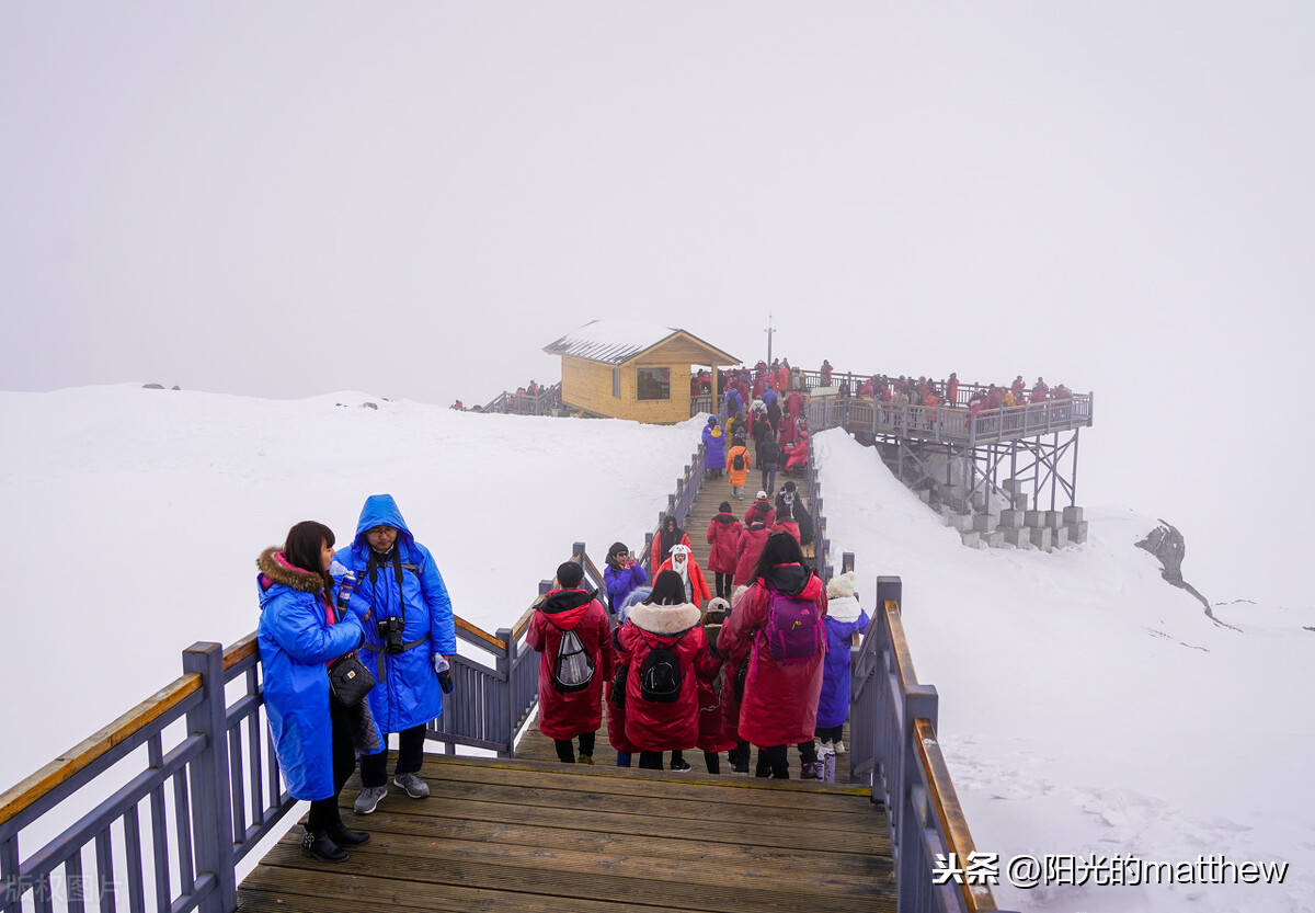 摄影组图:大雪纷纷,玉龙雪山冰凝雪积风景美