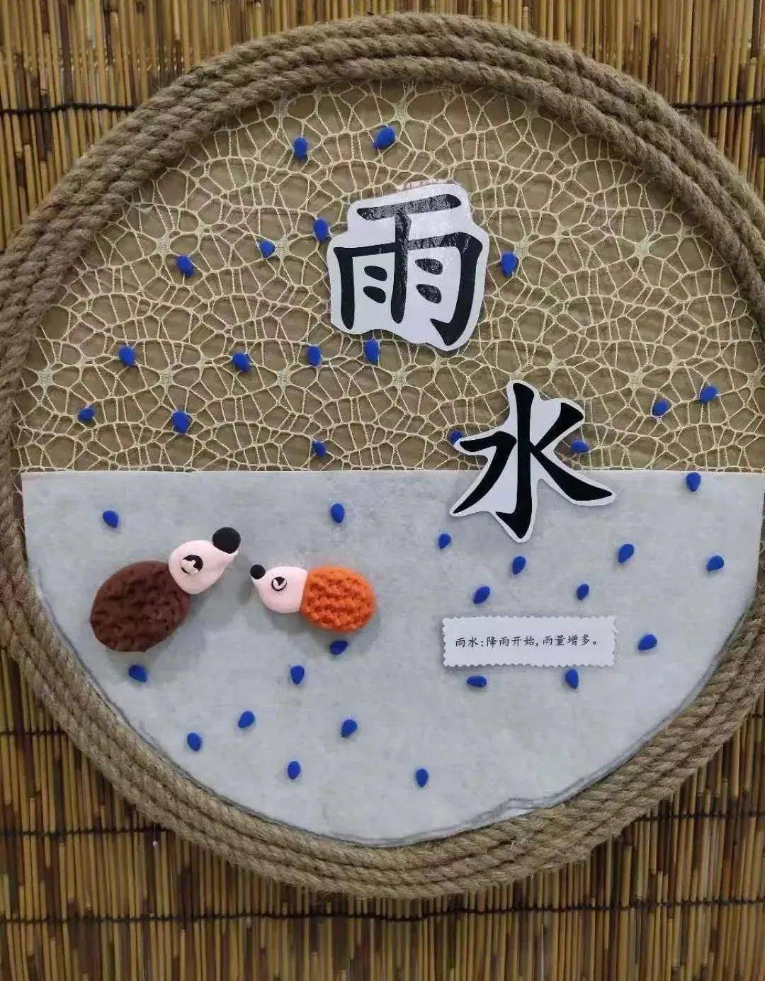 小树桩做边框,与雨水节气相结合,在边框上贴上手工桃花