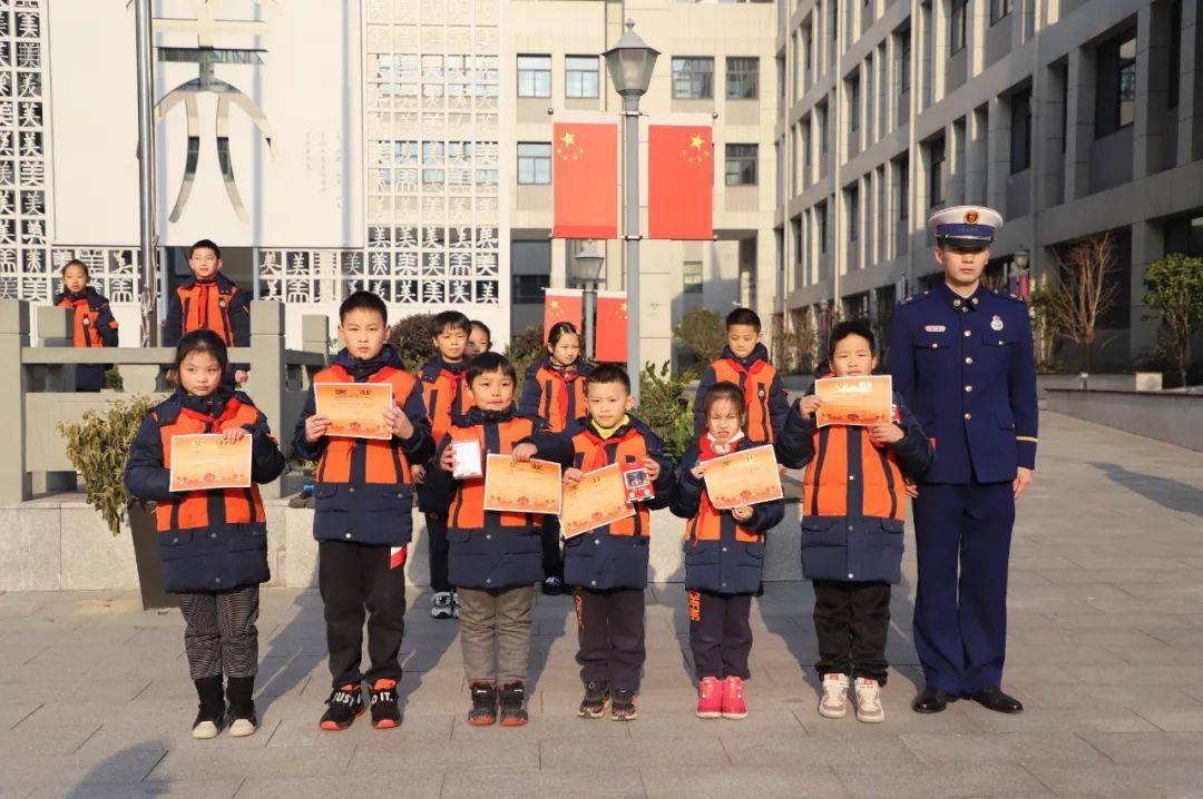 部分作品欣赏绍成小学404班 姜科宇—消防救援绍成小学405班夏雨哲