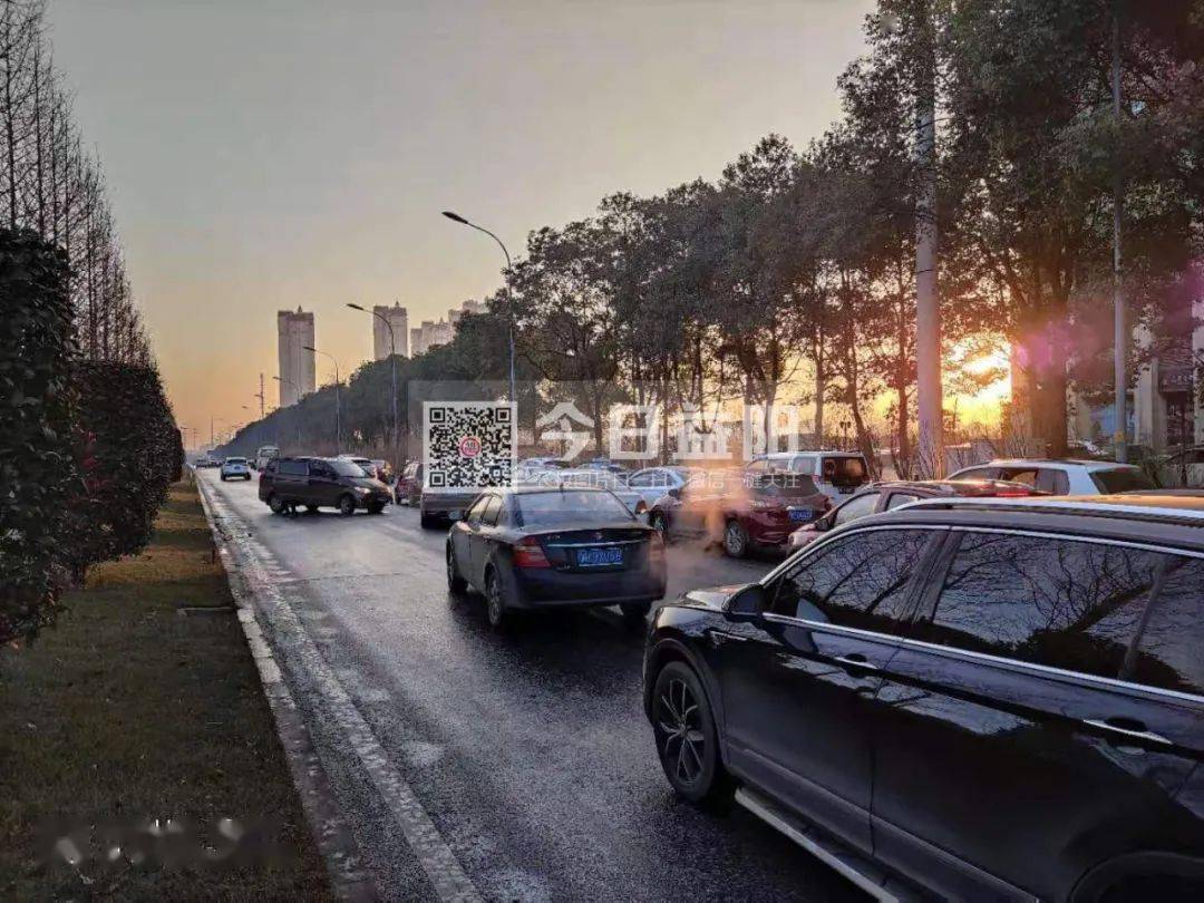 事发益阳桥北!道路形同溜冰场,仅一处就有十多台车受损_手机搜狐网