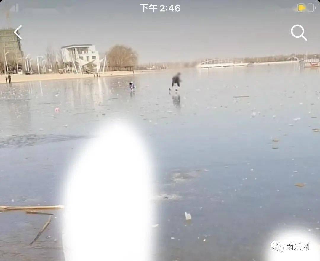 南乐西湖拍到的危险一幕,湖面结冰,孩子在冰面上玩耍,非常危险!