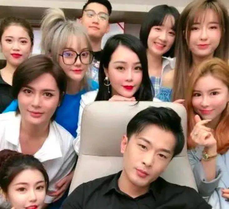 蓝小姐和黄小姐是谁 7821a877f8264702bd2d71aa9e2dcec9.jpeg