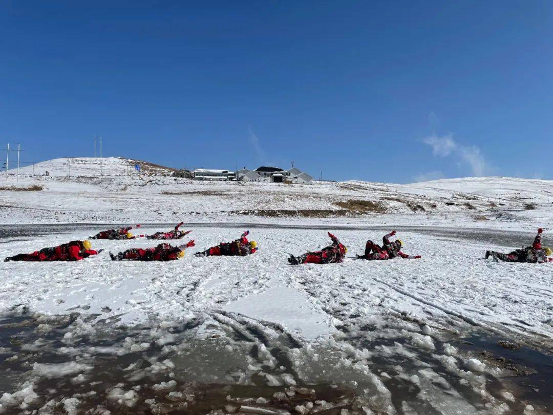 2021年的第一场雪,消防员们"玩"了点不一样的