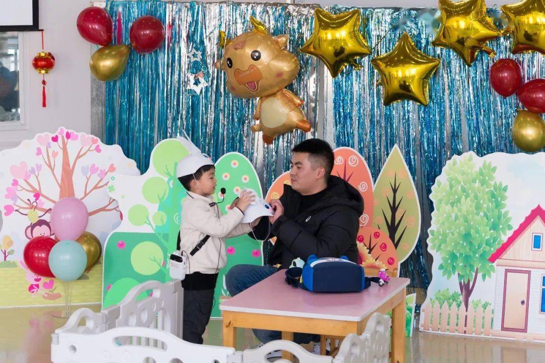 秀决赛武宁路小学党支部书记陈琦,区教育学院学前教研室主任周骏蔚