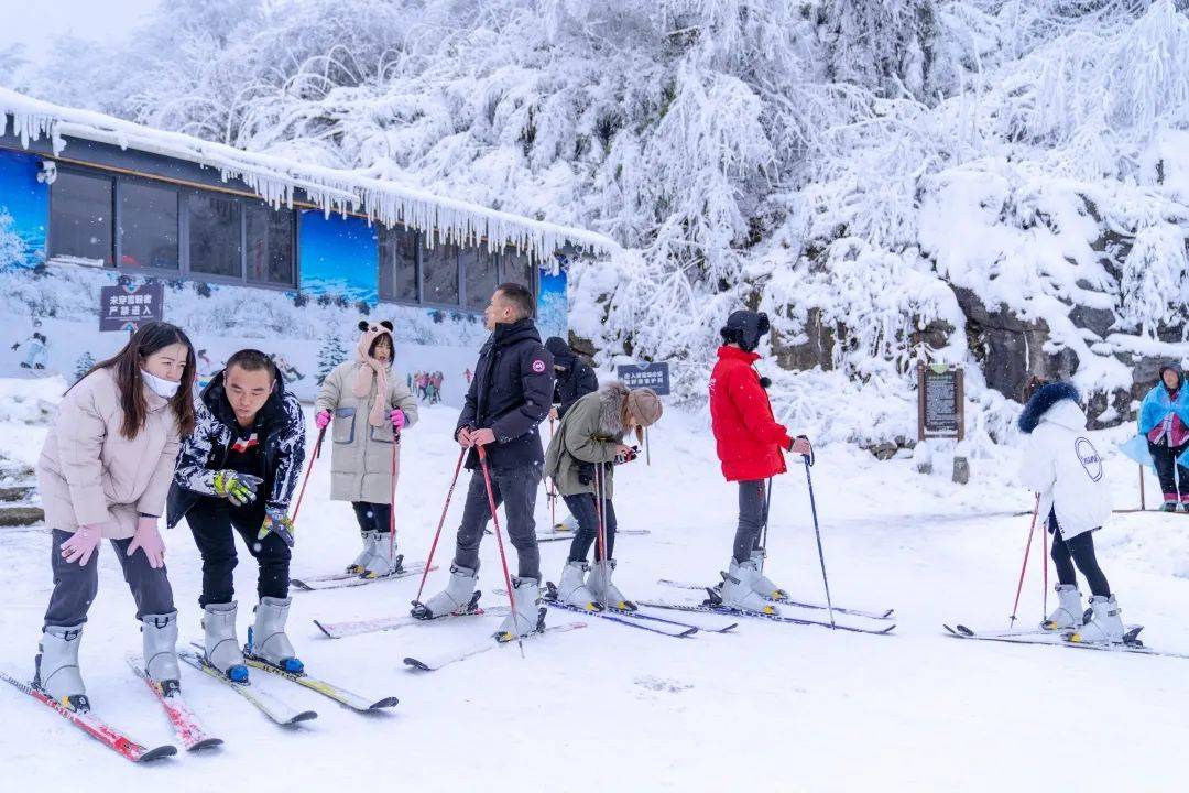 穿戴好所有安全装备, 一场刺激又冒险的滑雪之旅便开始了.