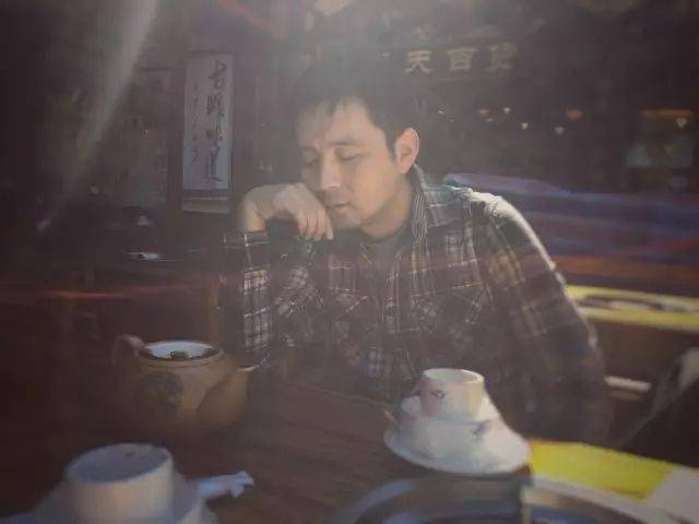 我能听得出黄浦江的冷气,正扑打在他经霜的面容.