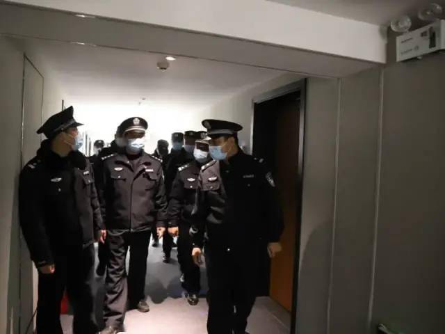 民警开展夜间流动人口_夜间开车图片(2)