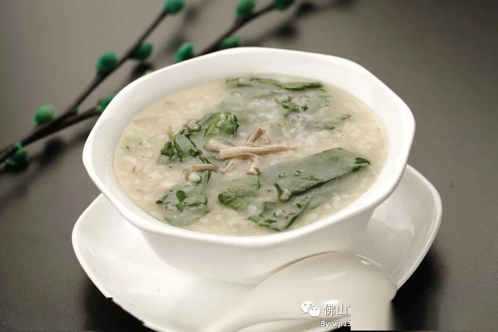 换取家长们的放心,第21周营养食谱如下: 星期一 早餐: 菠菜心瘦肉粥