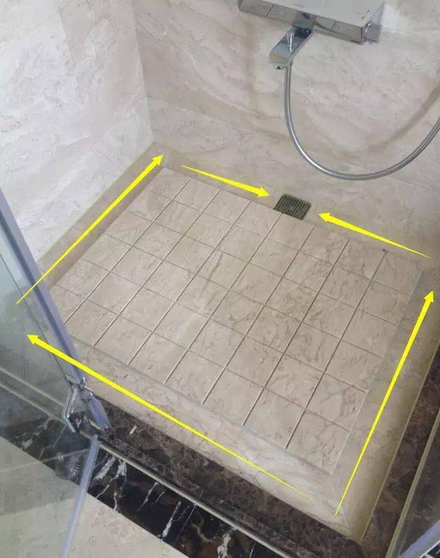 卫生间淋浴房地面别贴瓷砖了,现在流行做一个拉槽,防滑又显档次