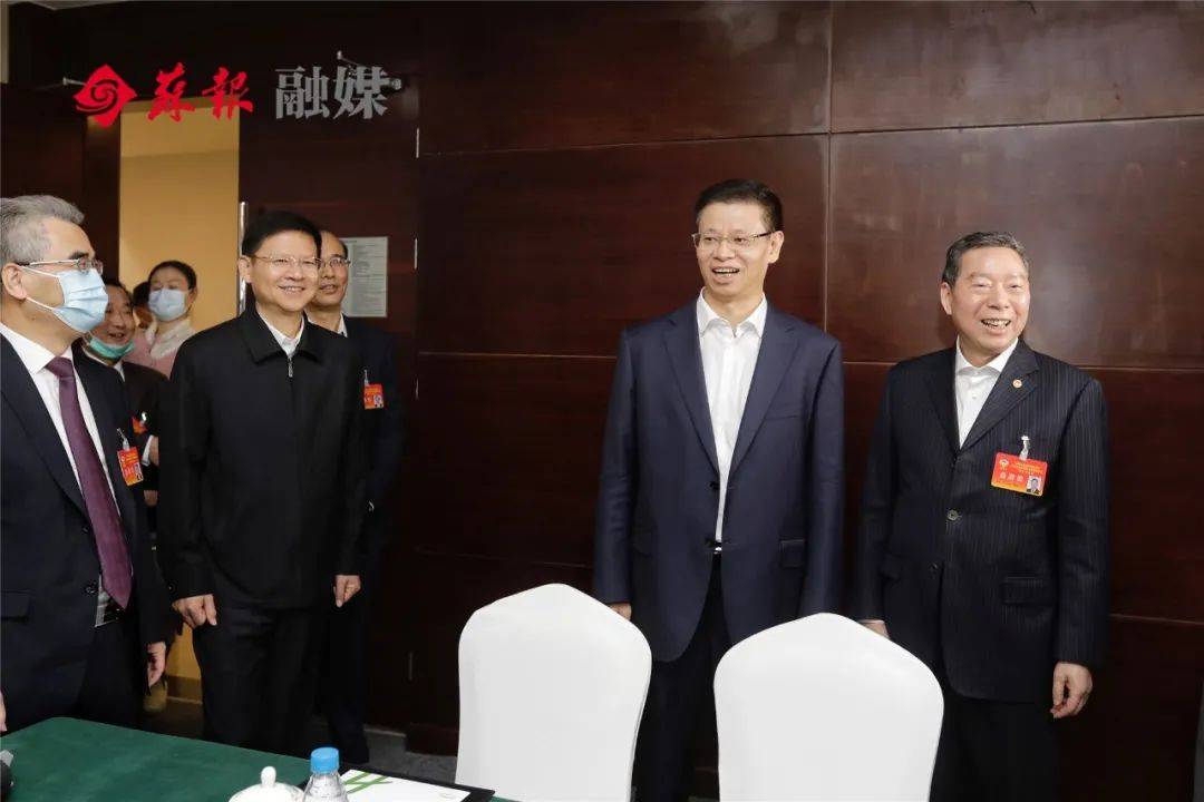 许昆林李亚平看望市政协委员,会见港澳委员和特邀列席人士