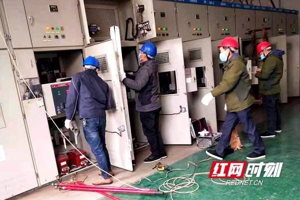 检修工作人员在检测高压开关设备.