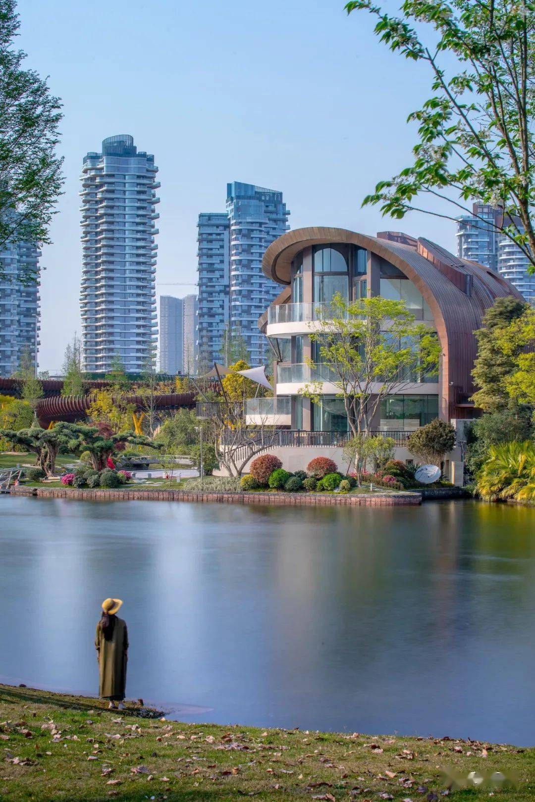 南望王楼,湖畔新居花满烟 本花园位于麓湖黑珍珠组团临湖最核心的位置