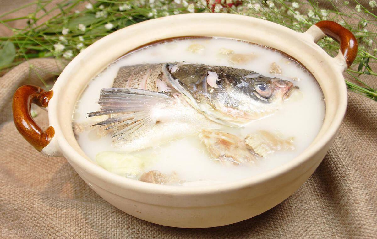 熬鱼头汤,用开水还是用冷水?掌握这2点,鱼汤又浓又白,没腥味