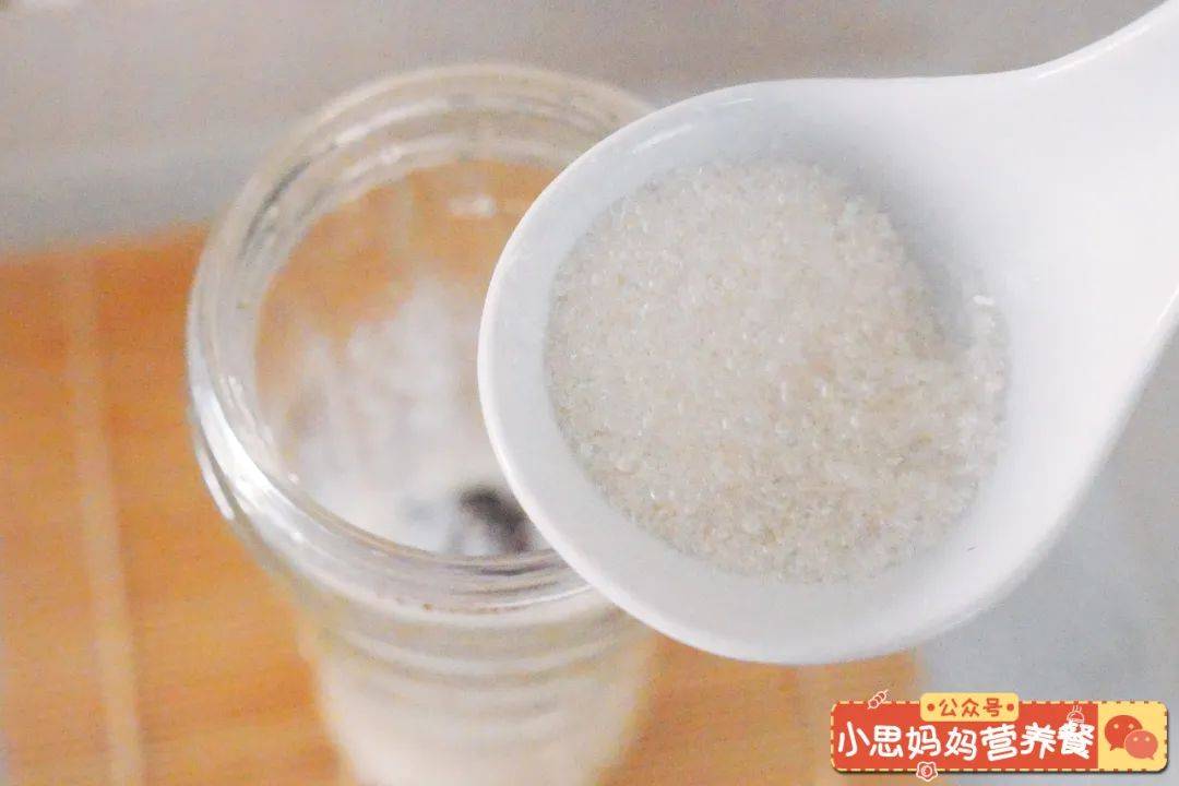 准备食材:紫米饭80克,牛奶100克,白糖5克.