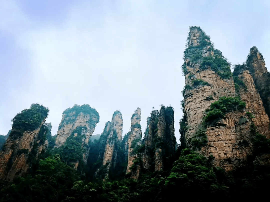 张家界并非一个特定旅游景点的名字,而是一群景点的集合.