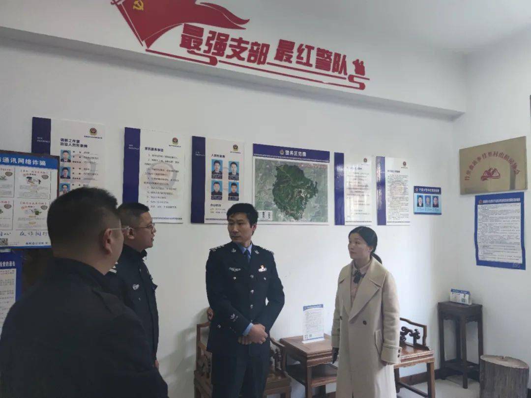 在畲乡文化广场,倪建海听取了我乡负责人对文礼书