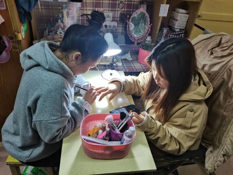 大学女生在宿舍开了个"美甲店",当事人说"美甲虽是爱好,但学习更重要"