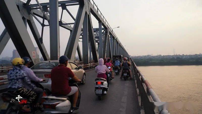 红河大桥是一座古老的钢铁结构桥梁,大桥的中央是汽车通行的专用道