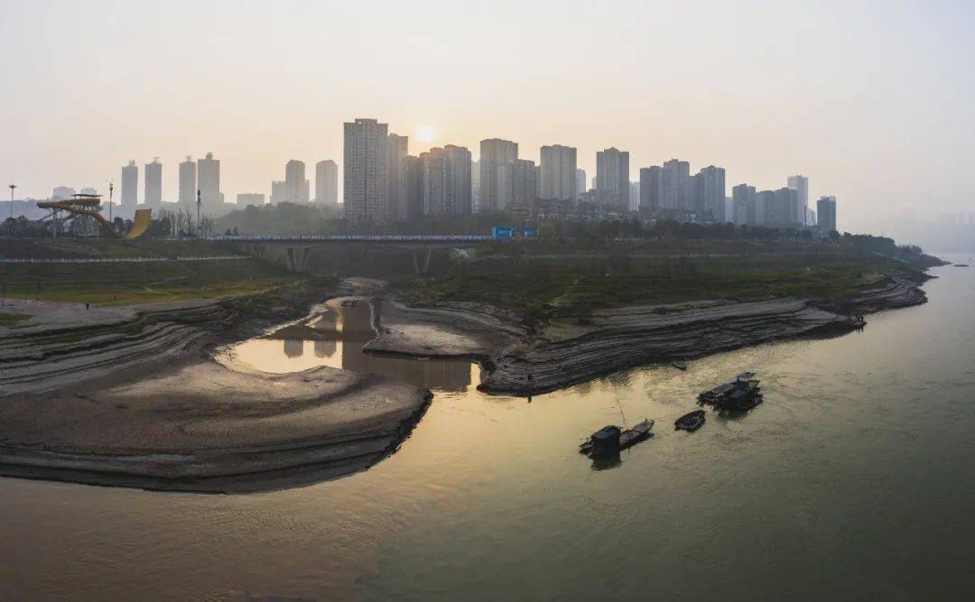 汽车驶过此路段 巴滨路于2012年通车后 将沿线滩涂打造为湿地公园 现
