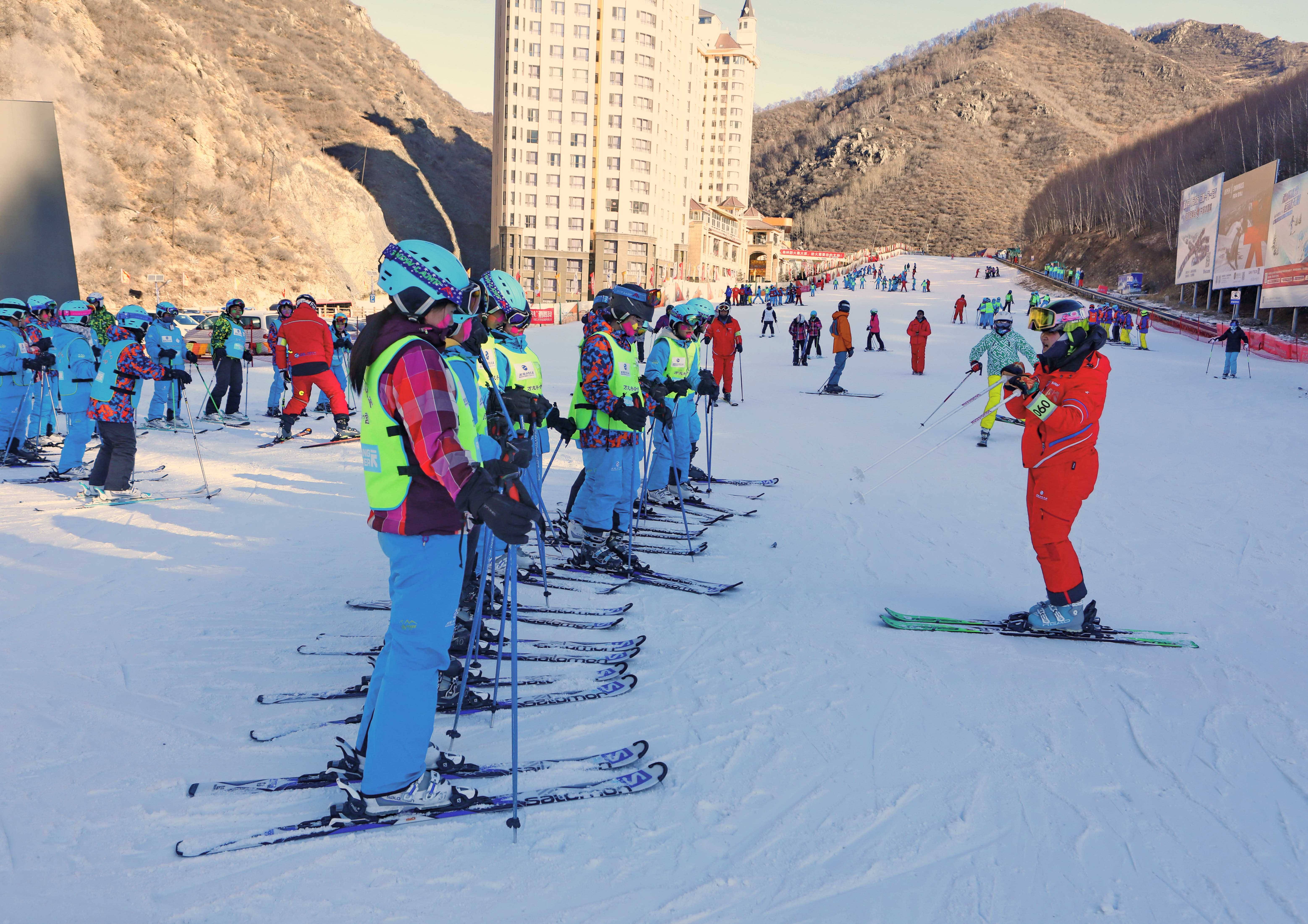 这是2019年1月7日,一名教练在张家口市崇礼区万龙滑雪场给学员讲解