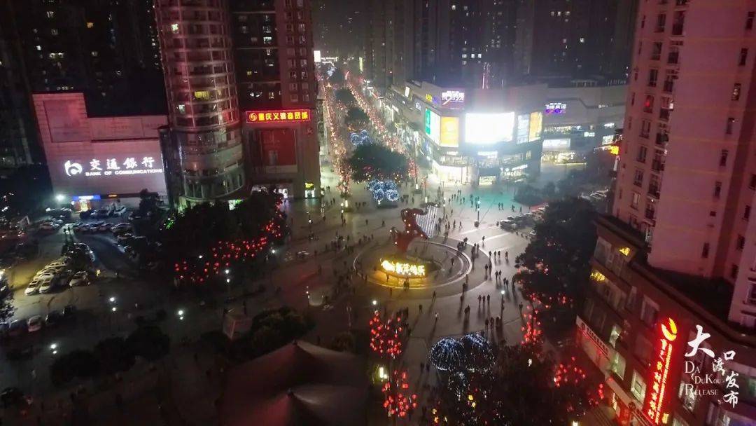 大渡口区融媒体中心记者在大渡口区九宫庙商圈步行街看到,火红的灯笼