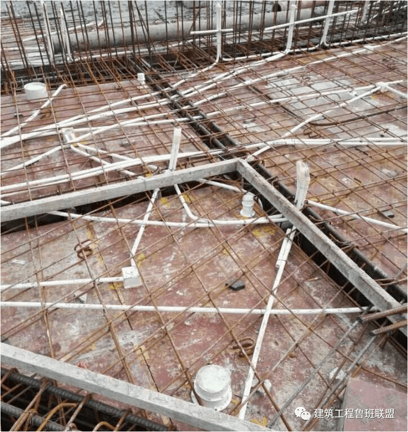 浇筑前板面清理,验收合格后,方能上层钢筋的绑扎,且配合有专人现场