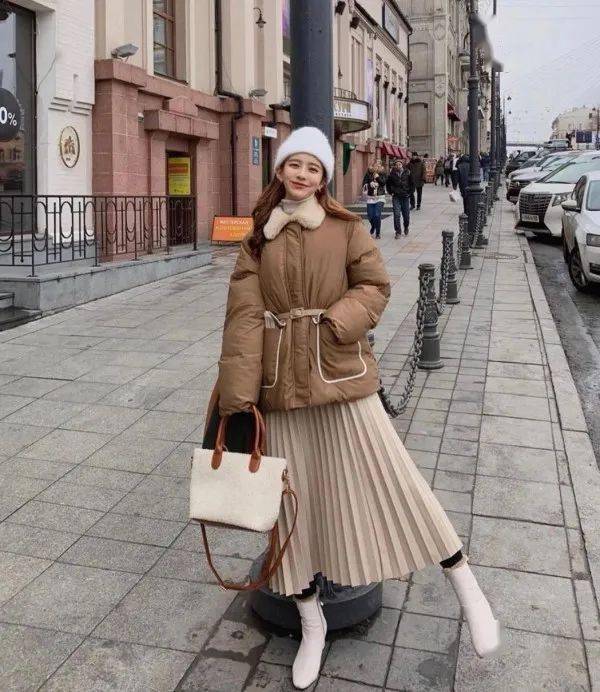 别再穿阔腿裤了!"羽绒服 裙子"才是冬天最正确的打开方式!