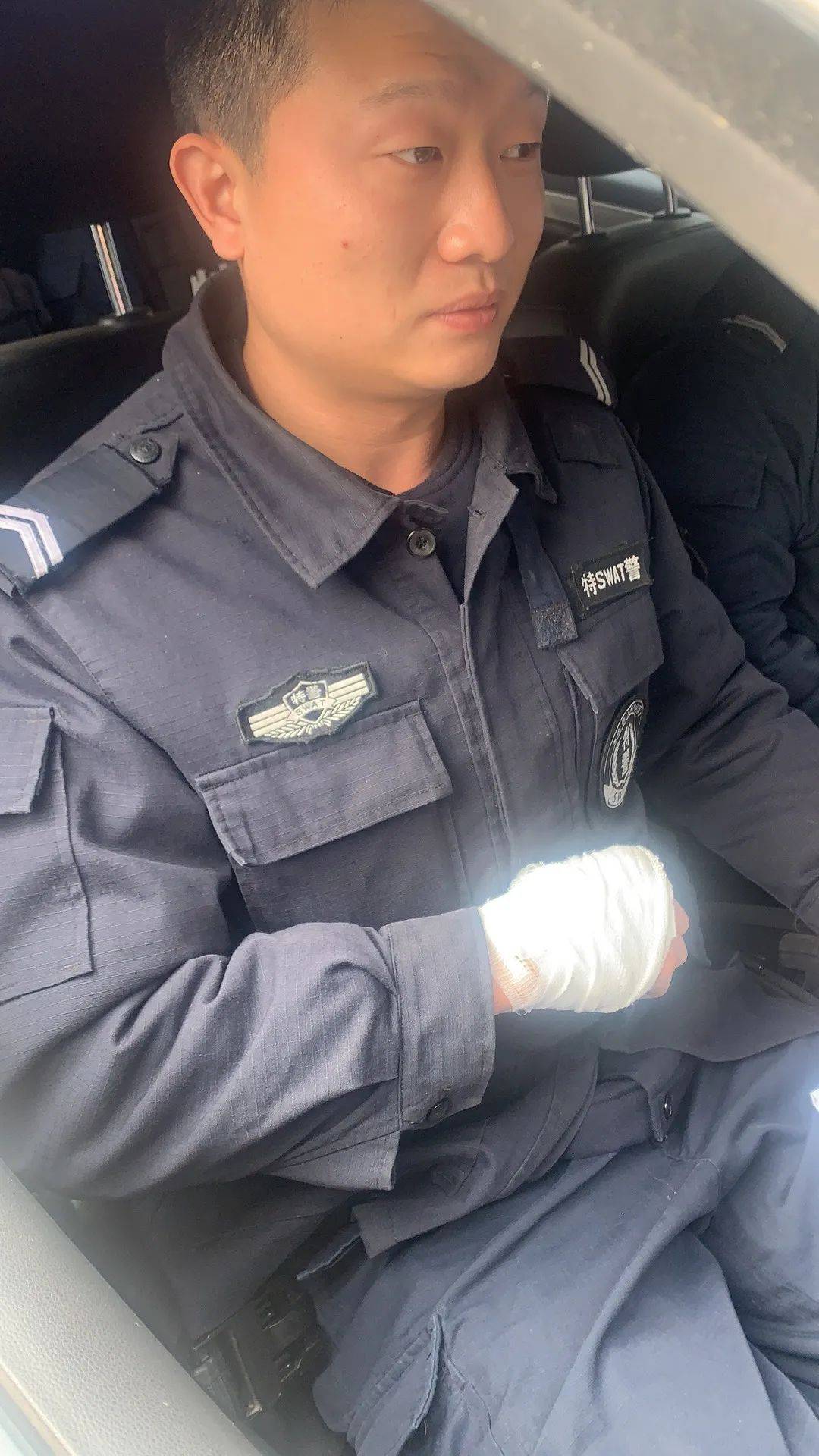 执法记录仪曝光!宜宾一货车冲进河中,特警跳水徒手破窗救人