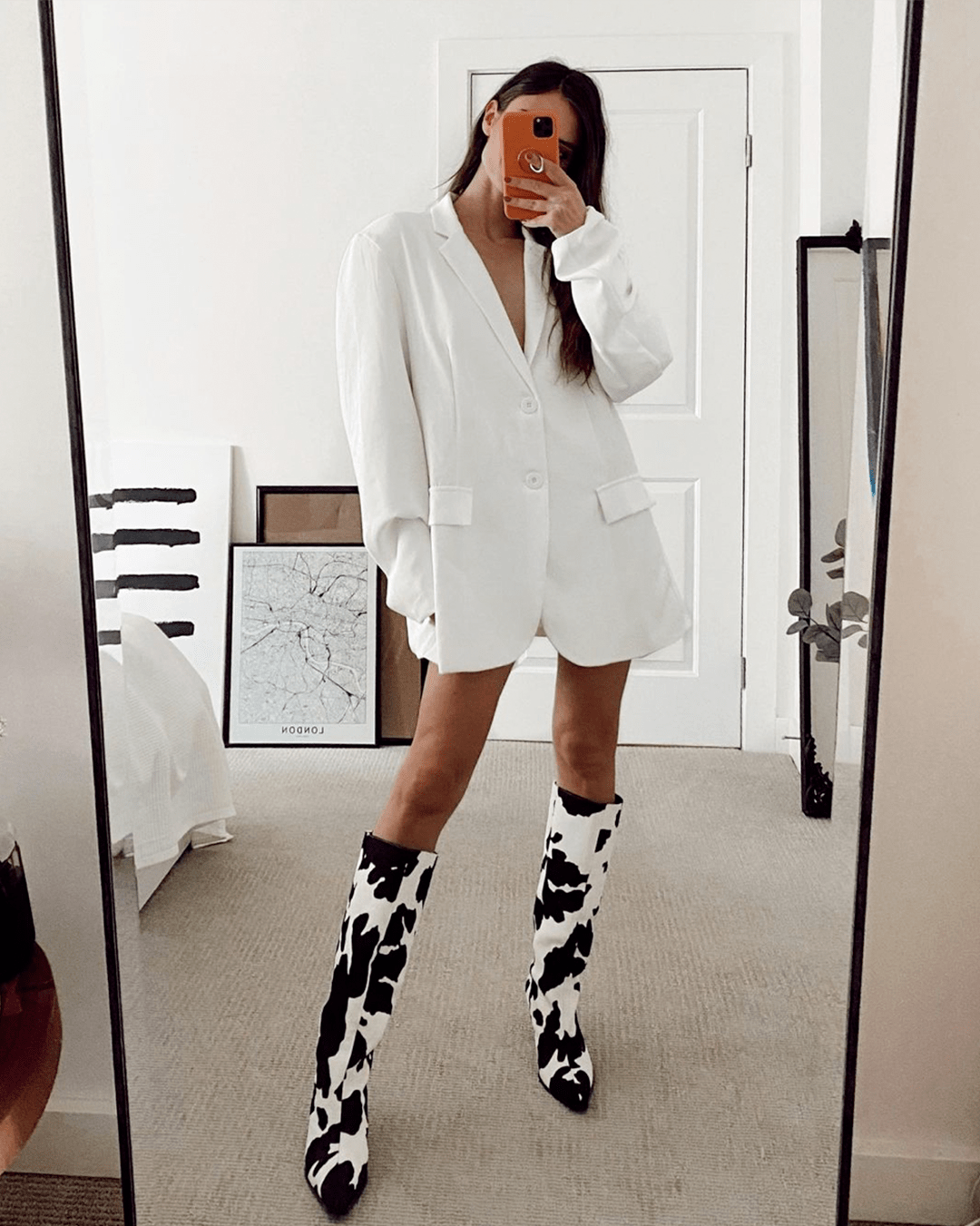 — 04 —包包拎一款奶牛纹的包包可操作性也很高,从最简单的配饰入手