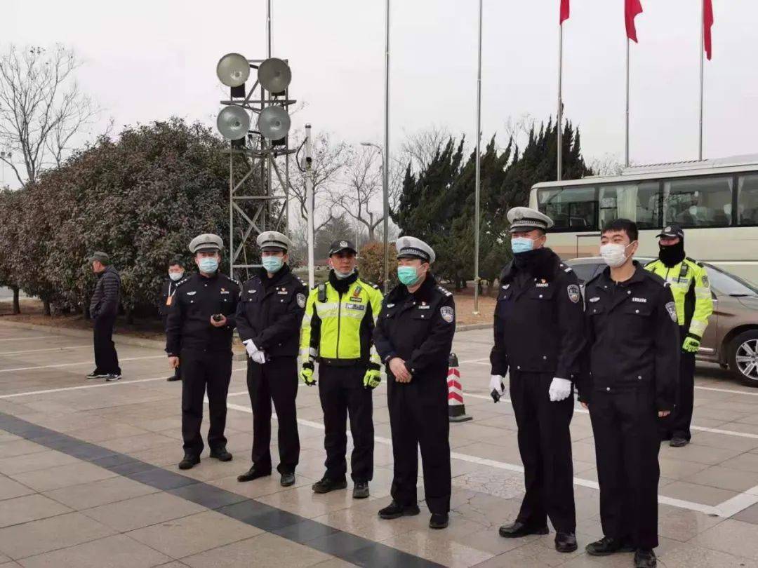 文明日照视角冬日温情您的暖心交警蜀黍持续在线