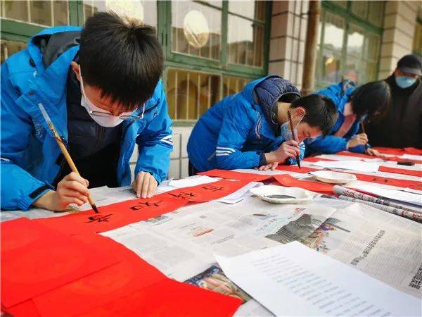 长岭中学组织学生开展"墨香四溢迎新春,义写春联送祝福"活动