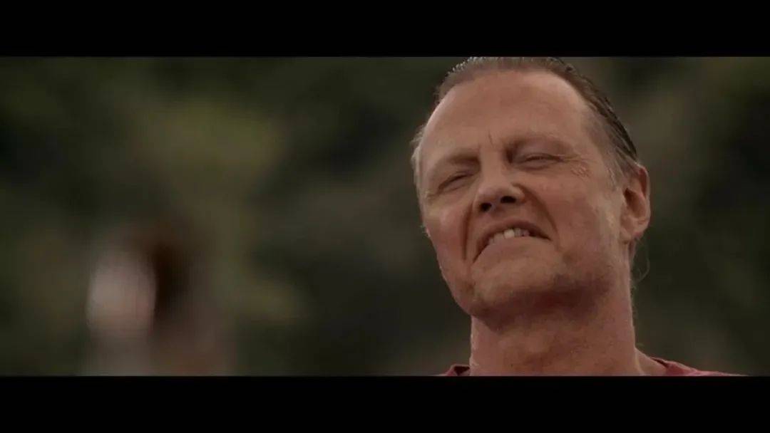 直到他带着手枪,爬上桅杆.电影开始,在一只船上,一个男人惊恐不已.