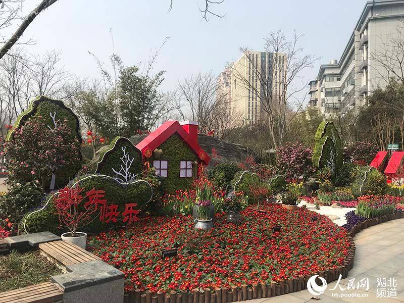 为扮靓江城,喜迎春节,近日,武汉共布置了21组立体花坛,为街头增添了