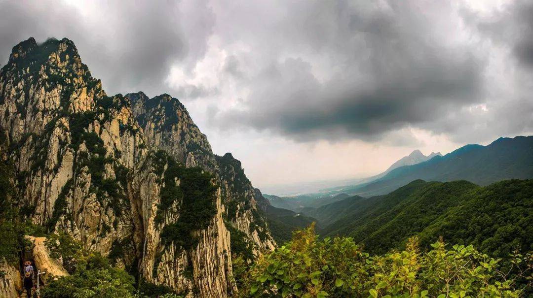 嵩山山脉地势图,该图方位为上西下东 在中国南北分界线秦岭的发育下